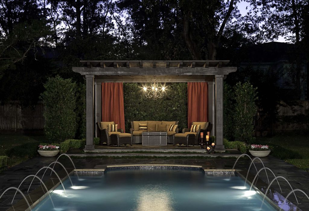 Elegant rectangular pool fountain photo in Houston