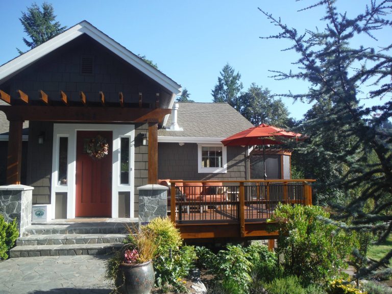 Example of a classic deck design in Seattle with no cover