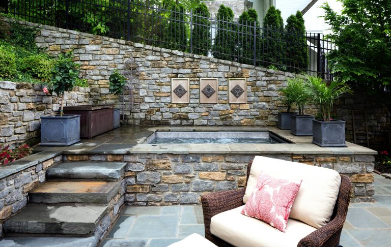 Example of a classic pool design in Cincinnati