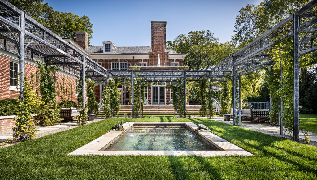 Example of a classic rectangular pool design in Detroit