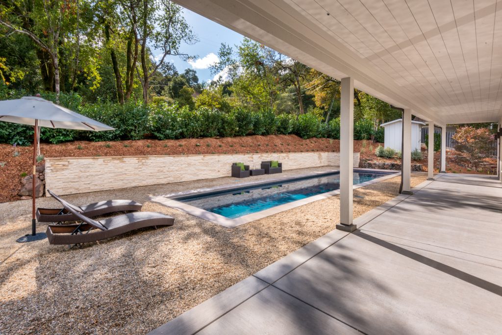 Example of a cottage front yard gravel and rectangular pool design in San Francisco