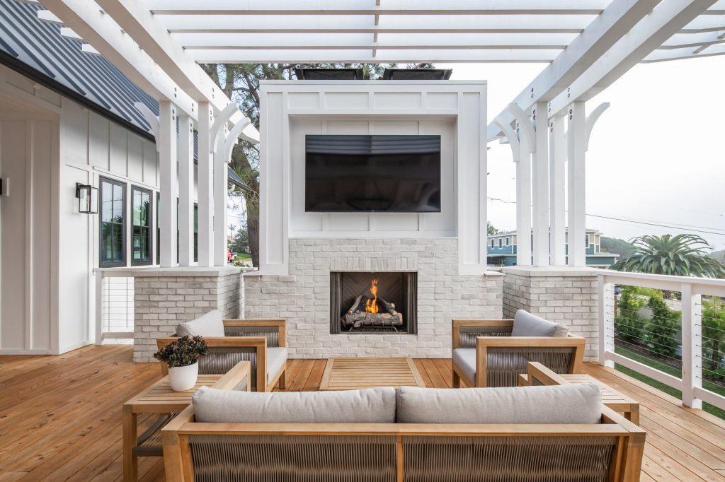 Example of a farmhouse deck design in San Diego