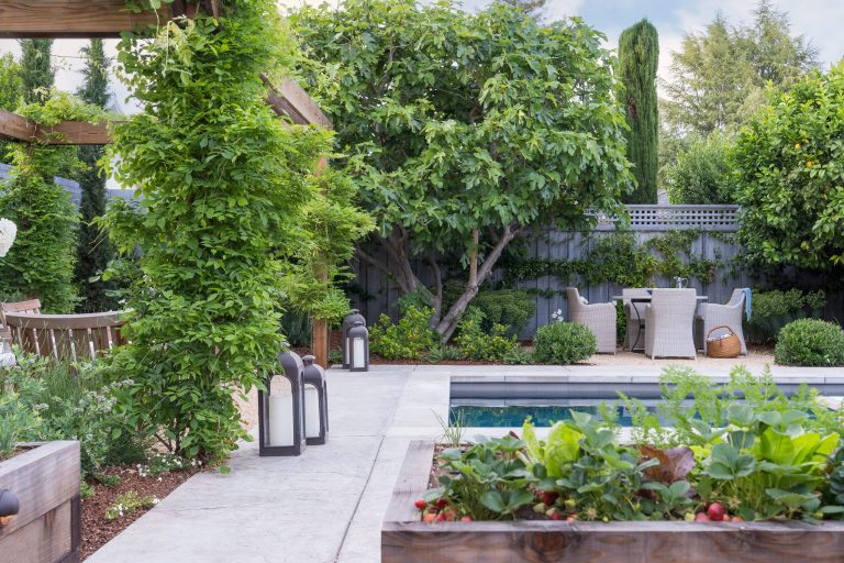 Example of a farmhouse pool design in San Francisco