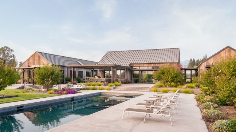 Example of a farmhouse pool design in San Francisco