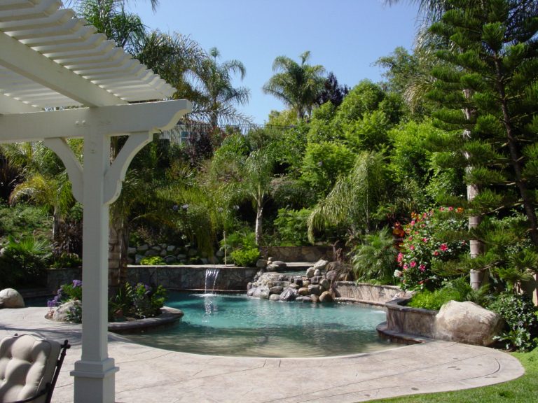 Example of a large island style backyard stone and custom-shaped natural hot tub design in Los Angeles