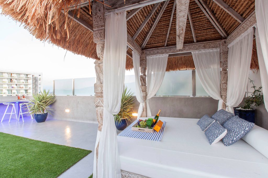 Example of a large island style rooftop rooftop deck design in Madrid