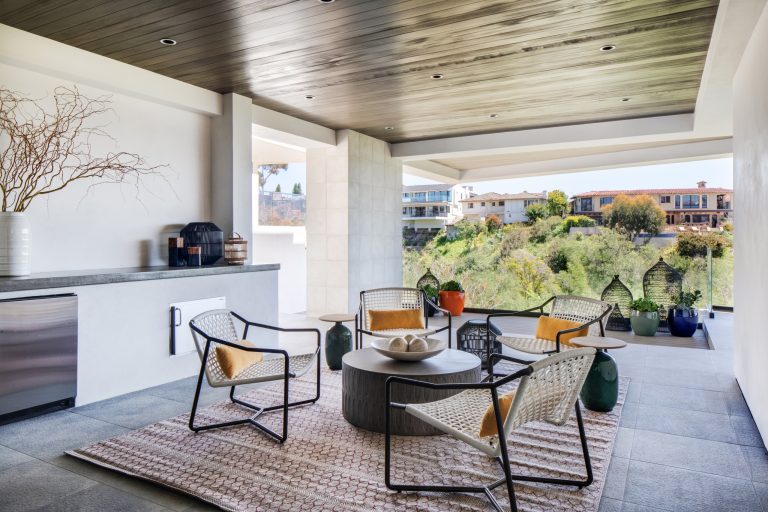 Example of a mid-century modern deck design in Los Angeles