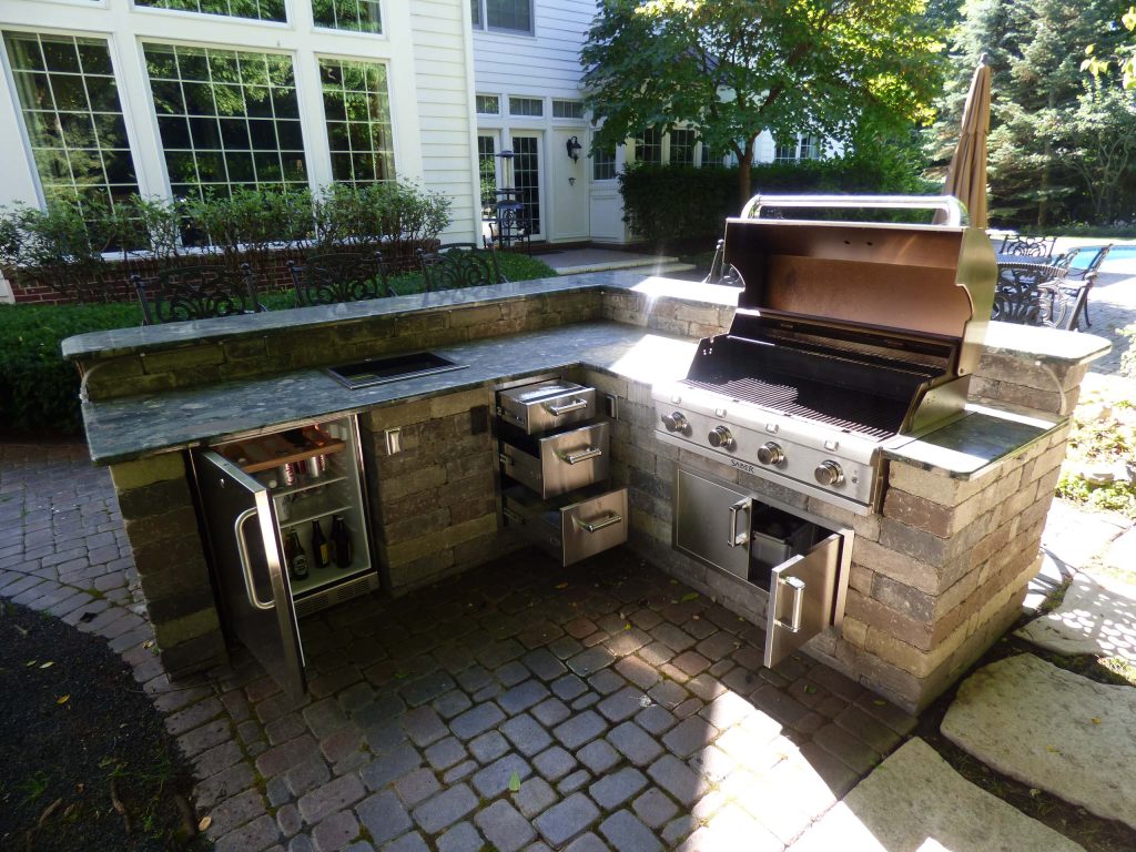 Example of a mid-sized classic backyard concrete paver patio kitchen design in Detroit with no cover