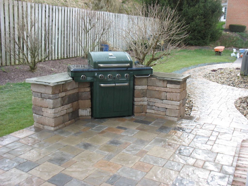 Example of a mid-sized classic backyard concrete paver patio kitchen design in Philadelphia with no cover