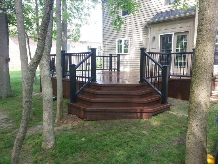 Example of a mid-sized classic backyard deck design in Indianapolis with no cover
