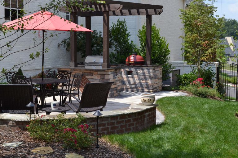 Example of a mid-sized classic backyard outdoor kitchen deck design in Nashville with a pergola