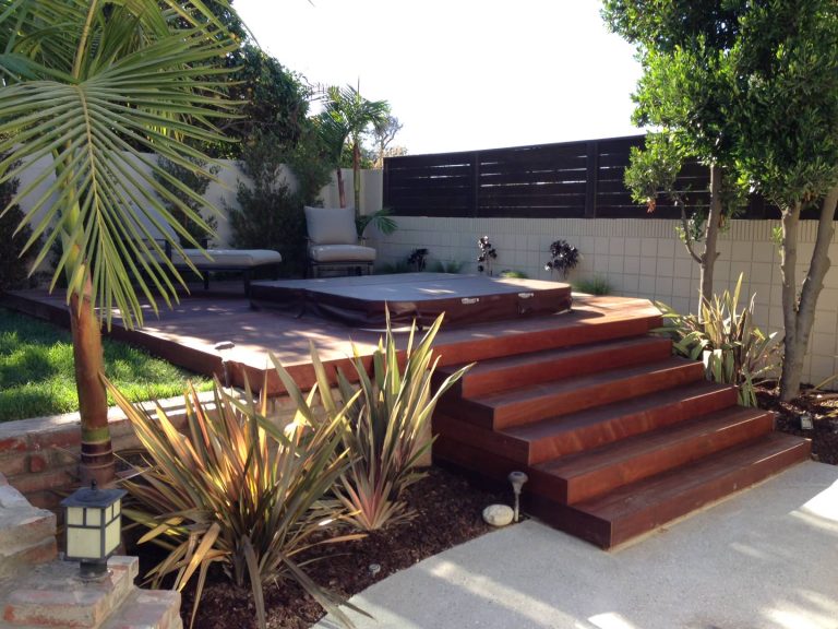 Example of a mid-sized classic backyard water fountain deck design in Los Angeles with no cover