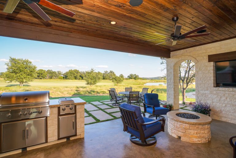 Example of a mid-sized country backyard concrete patio kitchen design in Austin with a roof extension