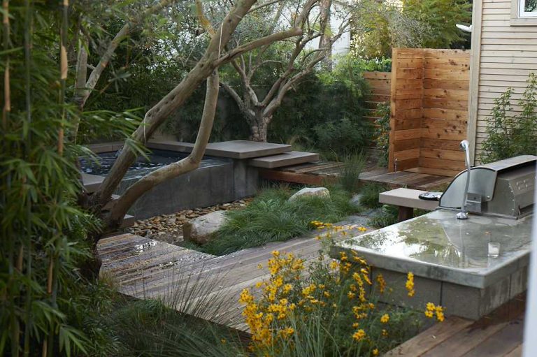 Example of a mid-sized minimalist backyard deck design in San Diego