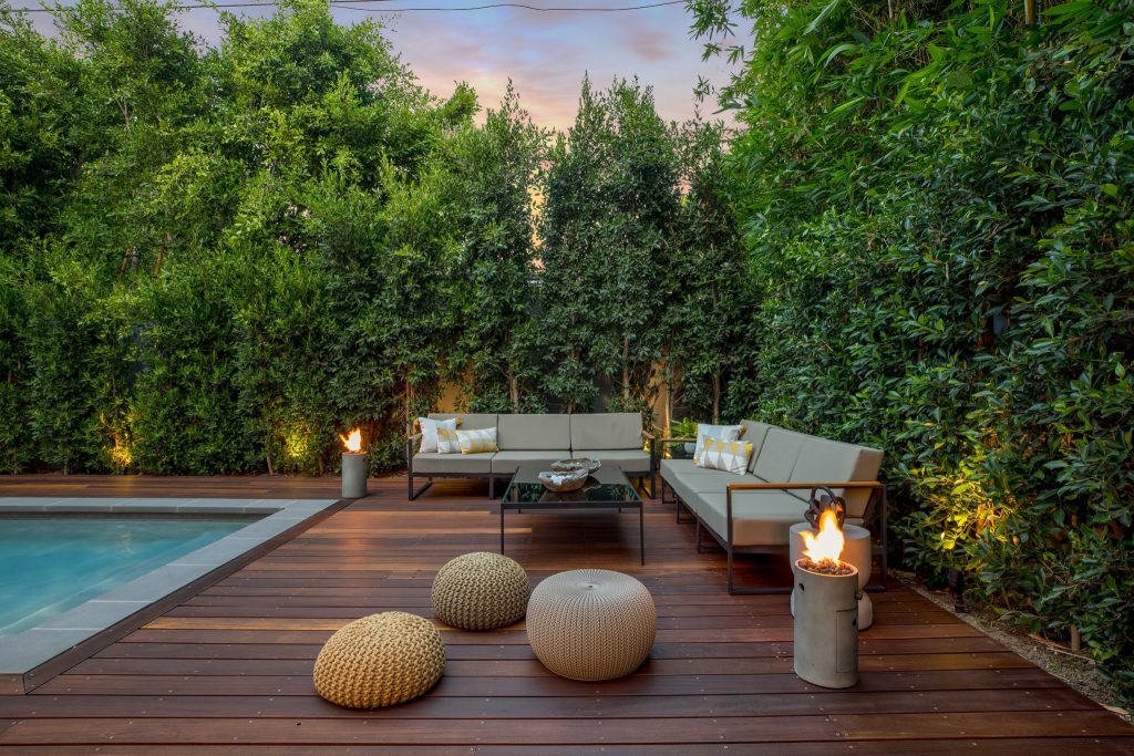 Example of a mid-sized trendy backyard deck design in Los Angeles