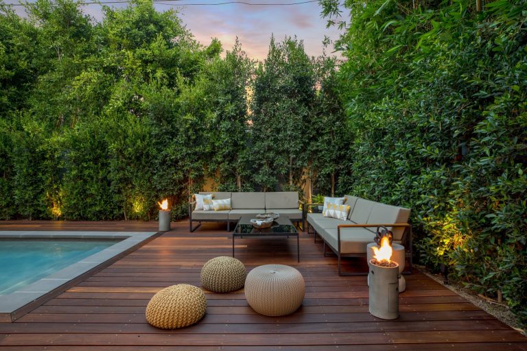 Example of a mid-sized trendy backyard deck design in Los Angeles