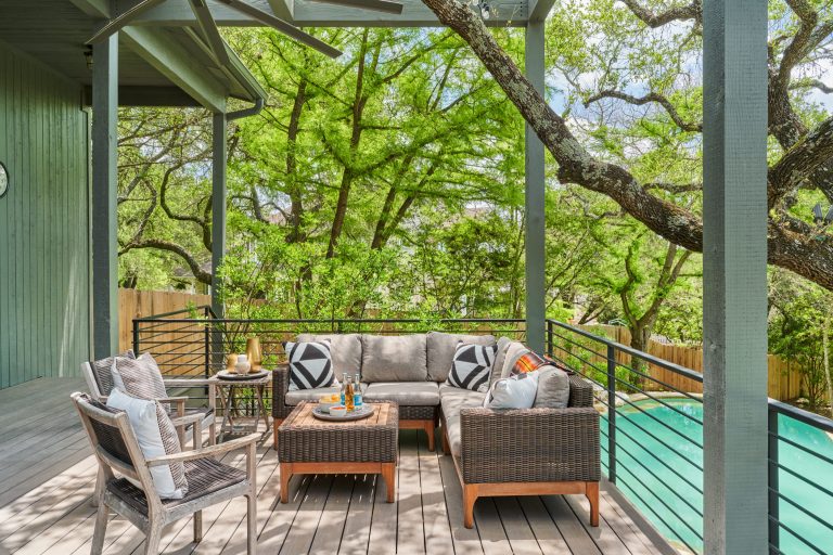 Example of a mid-sized trendy backyard metal railing deck design in Austin