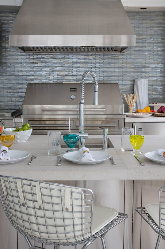 Example of a mid-sized trendy backyard patio kitchen design in Chicago with a roof extension