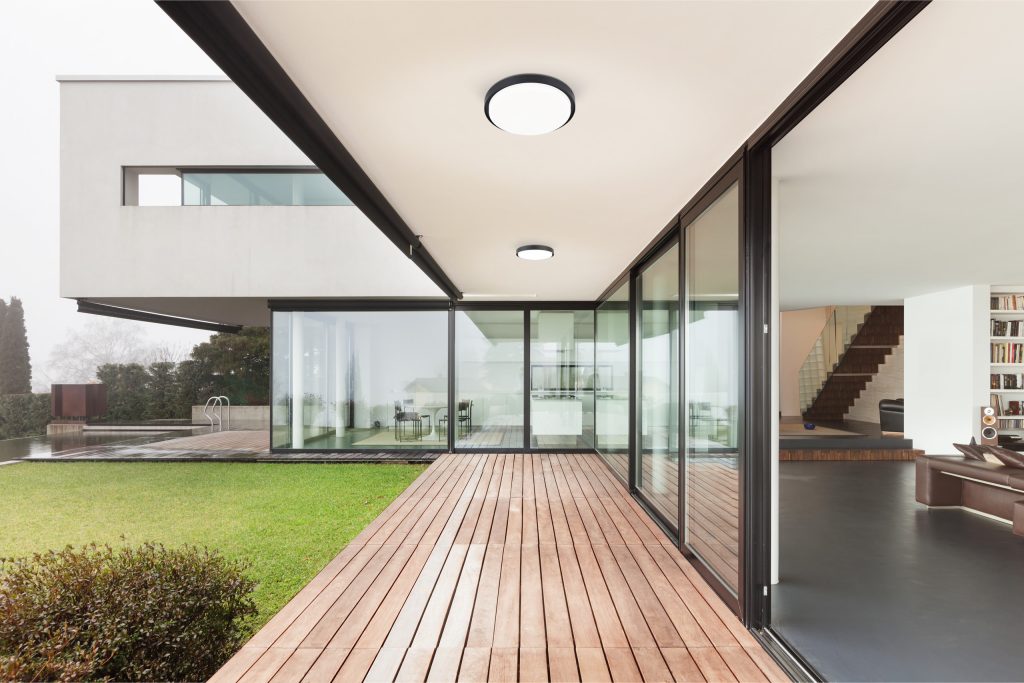 Example of a minimalist deck design in Los Angeles