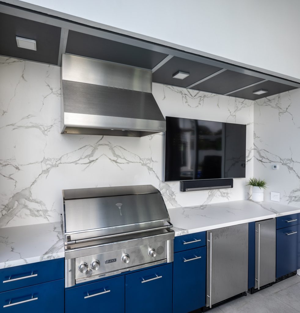 Example of a minimalist side yard patio kitchen design in Houston