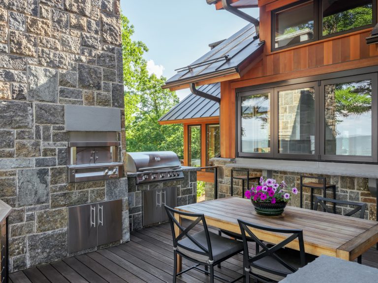 Example of a mountain style deck design in New York