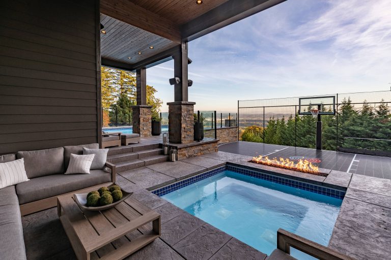 Example of a mountain style hot tub design in Portland