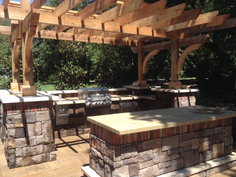 Example of a patio kitchen design in Kansas City