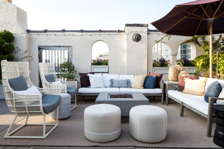 Example of a transitional deck design in New York