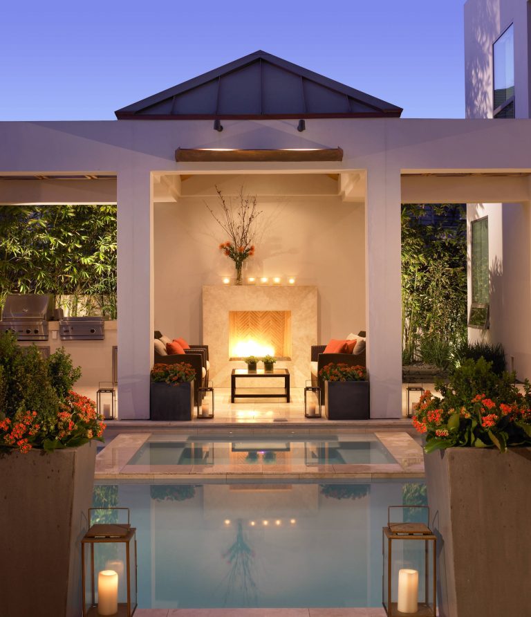 Example of a trendy backyard hot tub design in San Diego