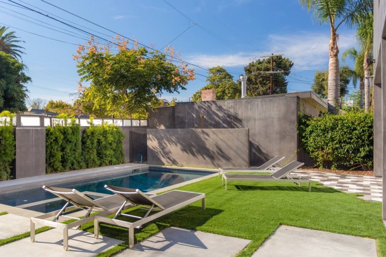 Example of a trendy backyard rectangular hot tub design in Los Angeles