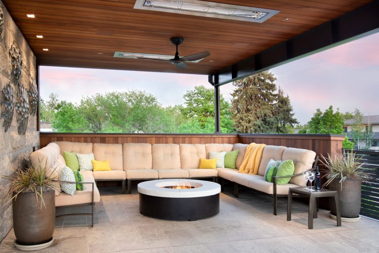 Example of a trendy deck design in Denver