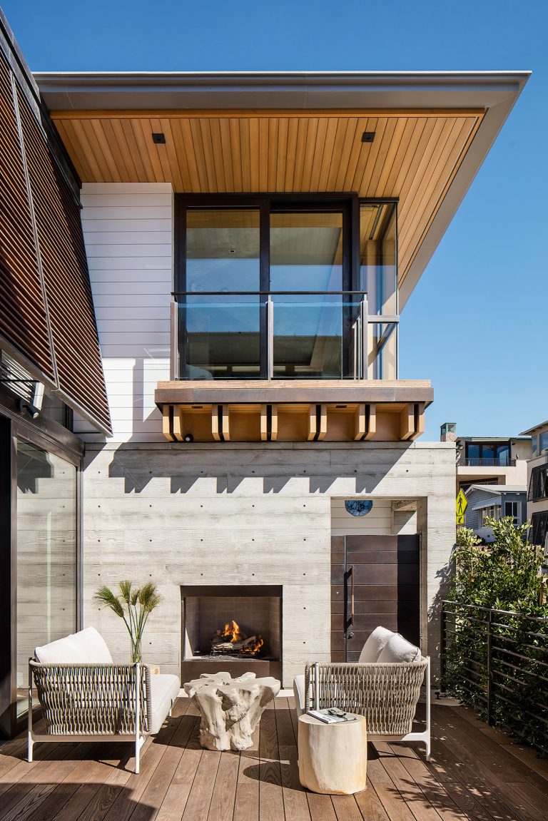 Example of a trendy deck design in Los Angeles