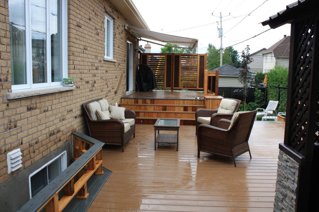 Example of a trendy deck design in Montreal