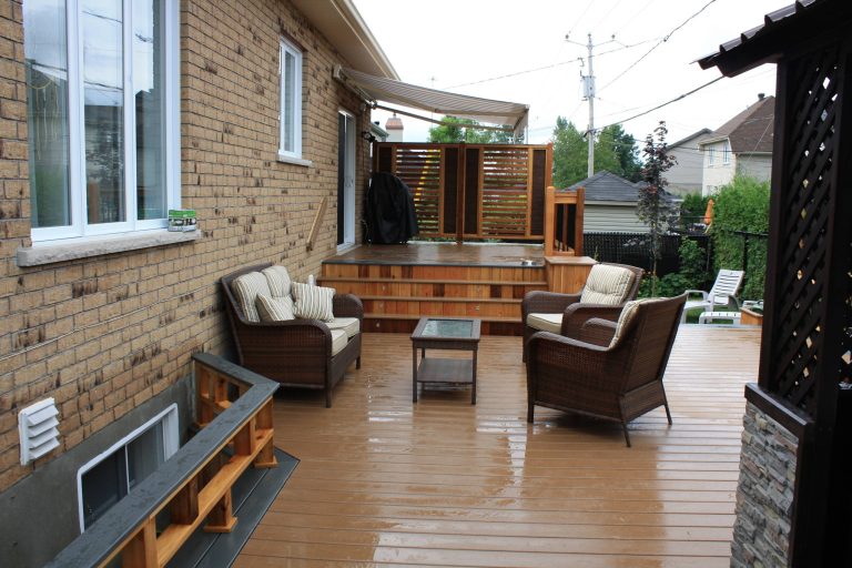 Example of a trendy deck design in Montreal