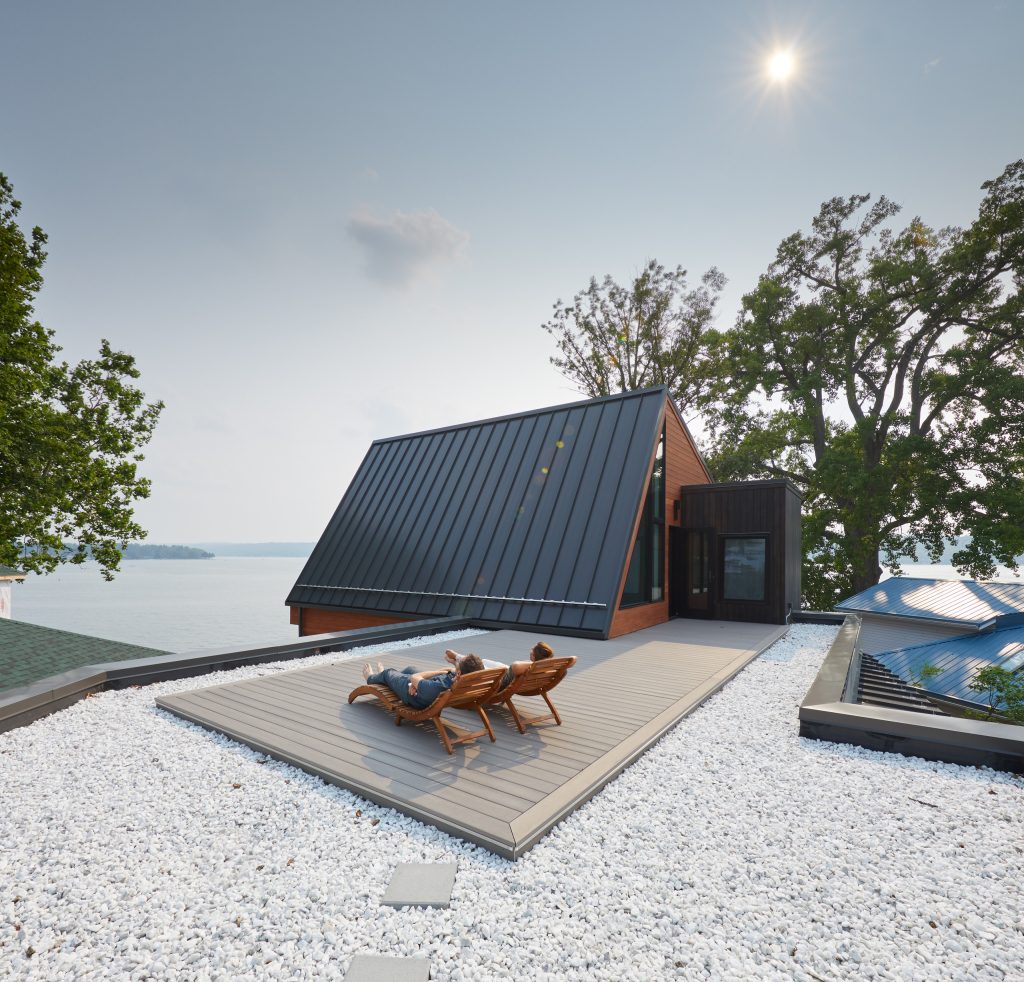 Example of a trendy deck design in New York