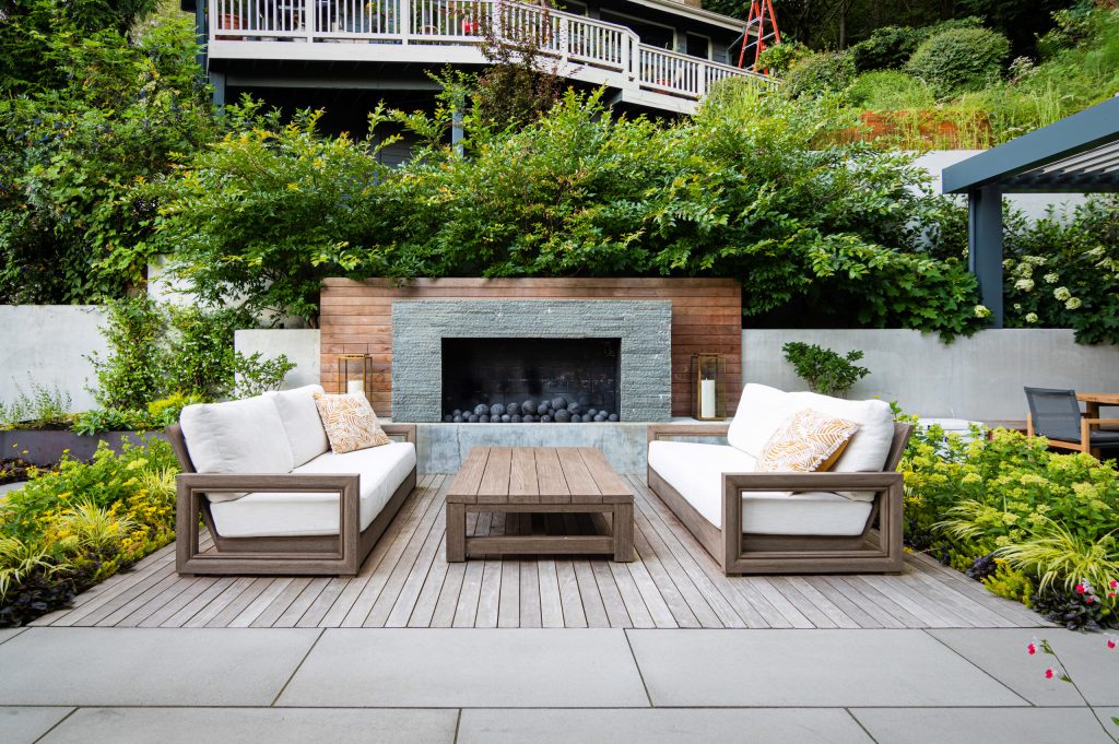 Example of a trendy deck design in Seattle