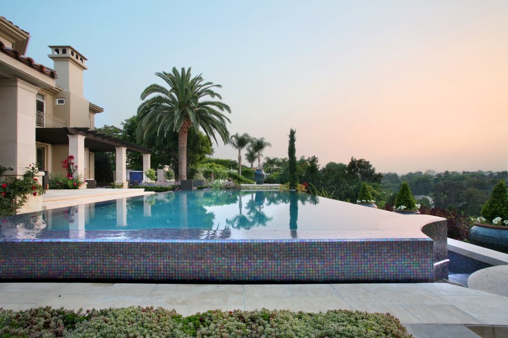 Example of a trendy infinity pool design in Los Angeles