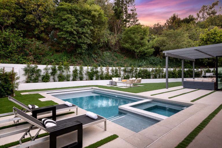 Example of a trendy pool design in Los Angeles