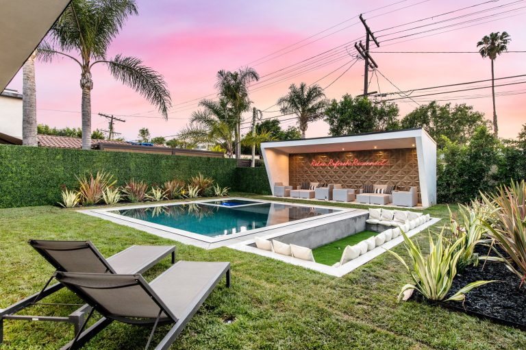 Example of a trendy pool design in Los Angeles