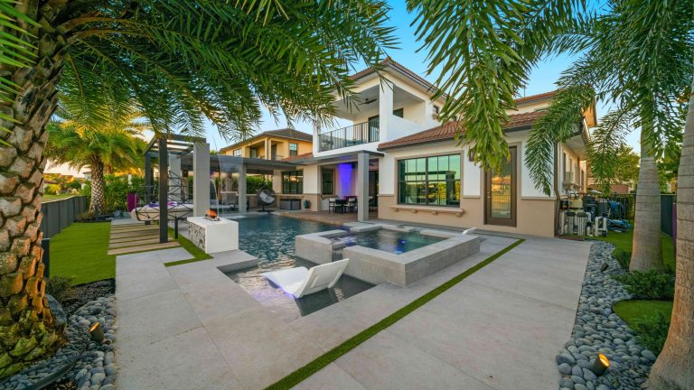 Example of a trendy pool design in Miami
