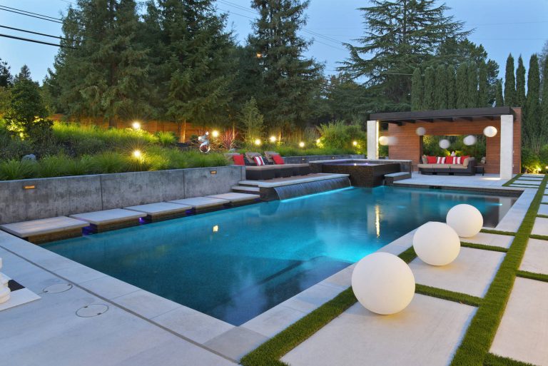 Example of a trendy pool fountain design in Orange County
