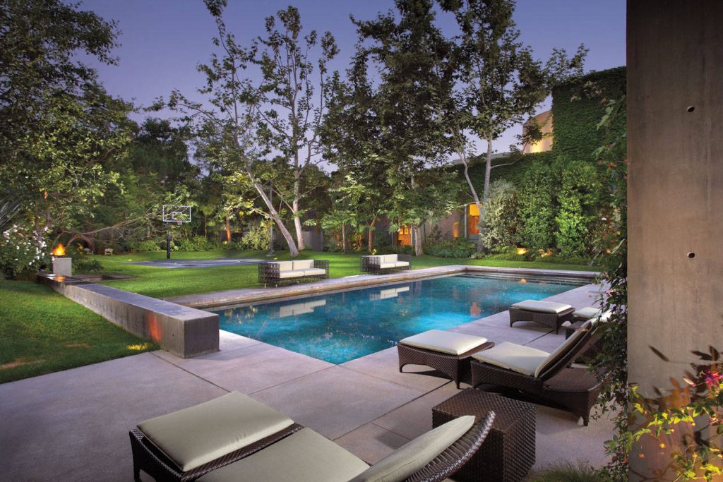 Example of a trendy rectangular pool design in Orange County