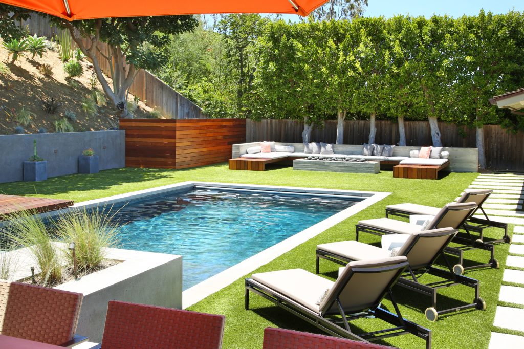 Example of a trendy rectangular pool design in Orange County