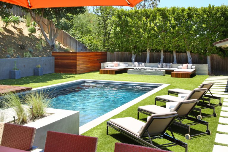 Example of a trendy rectangular pool design in Orange County