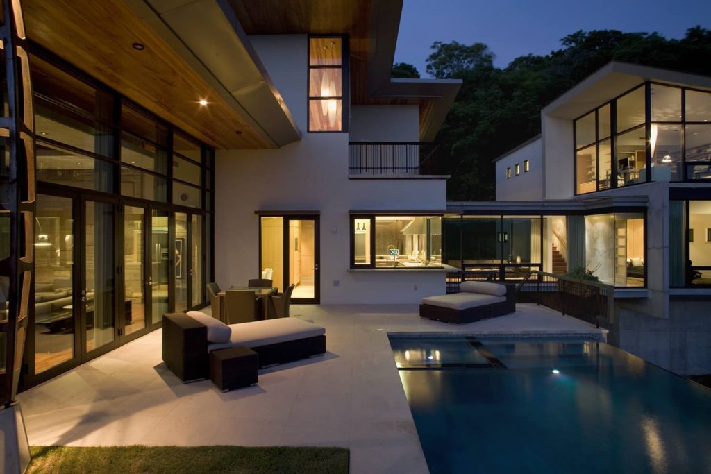 Example of a trendy rooftop rectangular infinity pool design in Austin