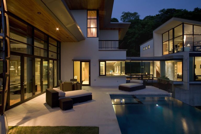 Example of a trendy rooftop rectangular infinity pool design in Austin
