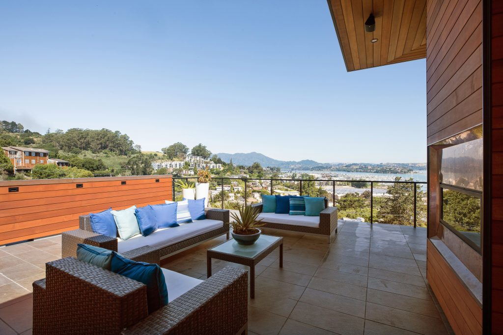 Example of a trendy second story mixed material railing deck design in San Francisco