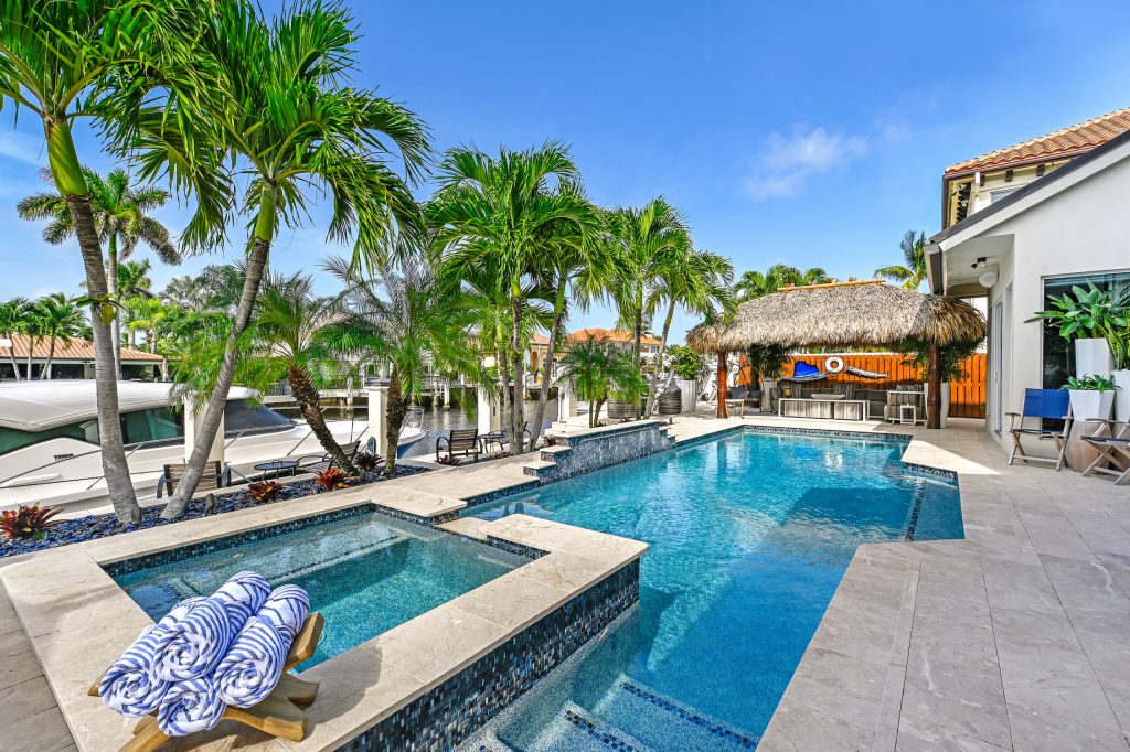 Example of an island style pool design in Miami