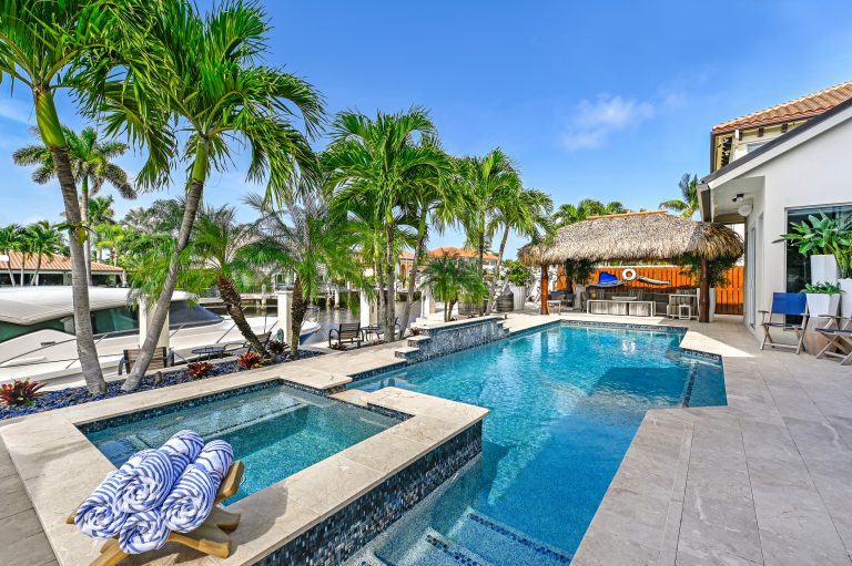 Example of an island style pool design in Miami