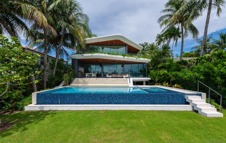 Example of an island style pool design in Miami